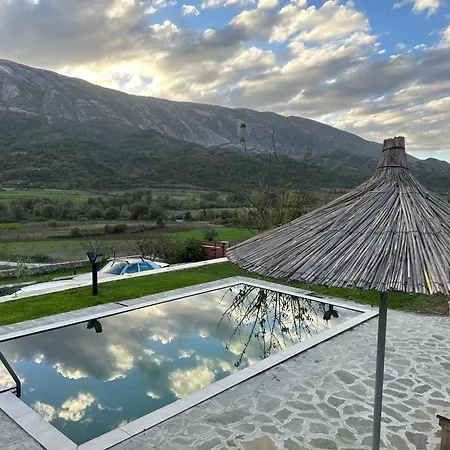빌라 Xheni Fshat i Ri (Gjirokaster)