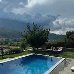 וילה Xheni Fshat i Ri (Gjirokaster)