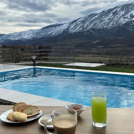 빌라 Xheni Fshat i Ri (Gjirokaster)