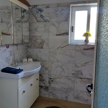 빌라 Xheni Fshat i Ri (Gjirokaster)